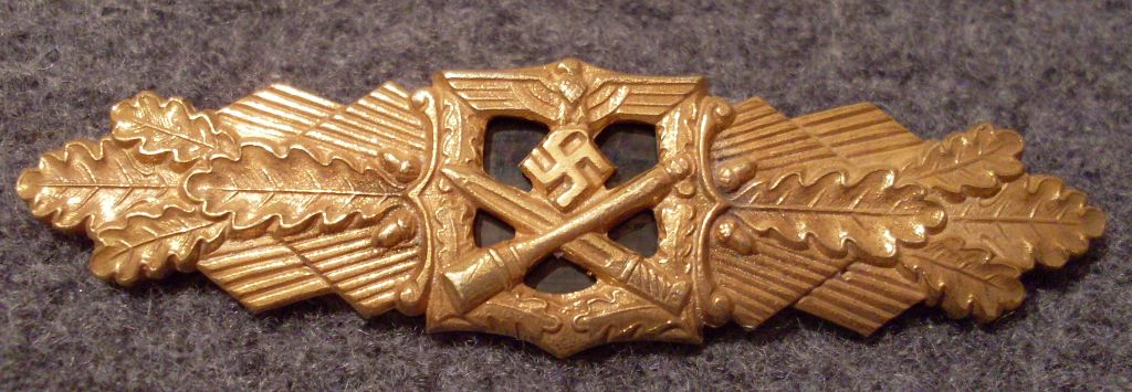 Close Combat Clasp in gold