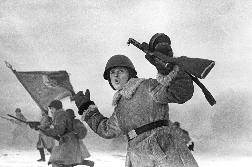 Soviet soldiers attacking on the Leningrad front