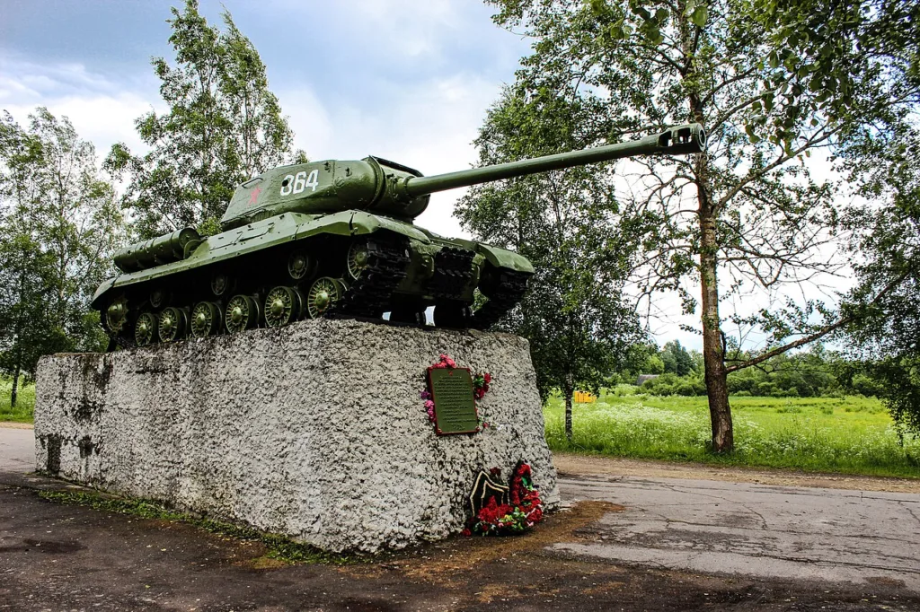 Memorial to Zinoviy Kolobanov and his crew near Voyskovitsy with an IS-2 tank