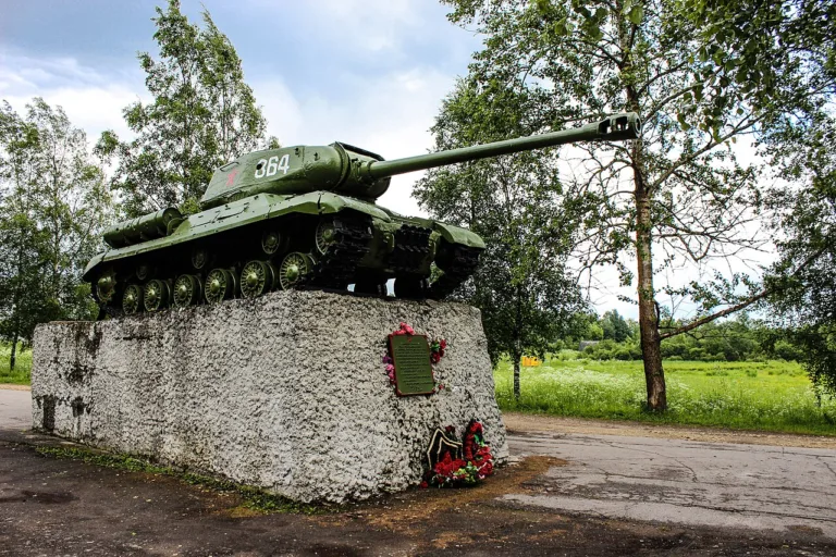 Memorial to Zinoviy Kolobanov and his crew near Voyskovitsy with an IS-2 tank