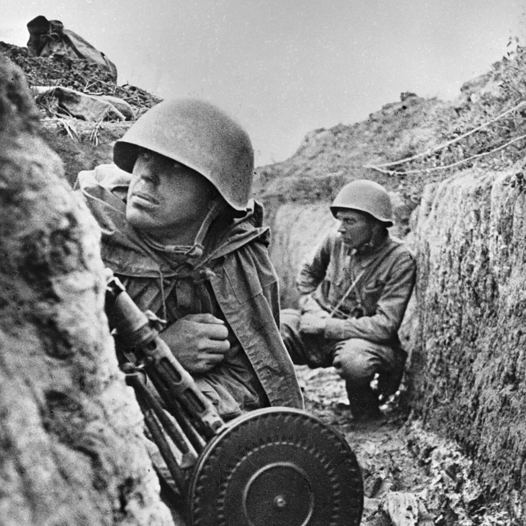 Soldiers of the Leningrad Front in the trenches before an offensive