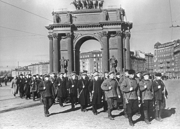 Workers of the Kirov Plant walking to the front line, Leningrad