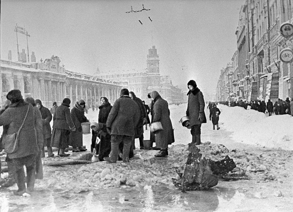 Residents of besieged Leningrad queueing for water