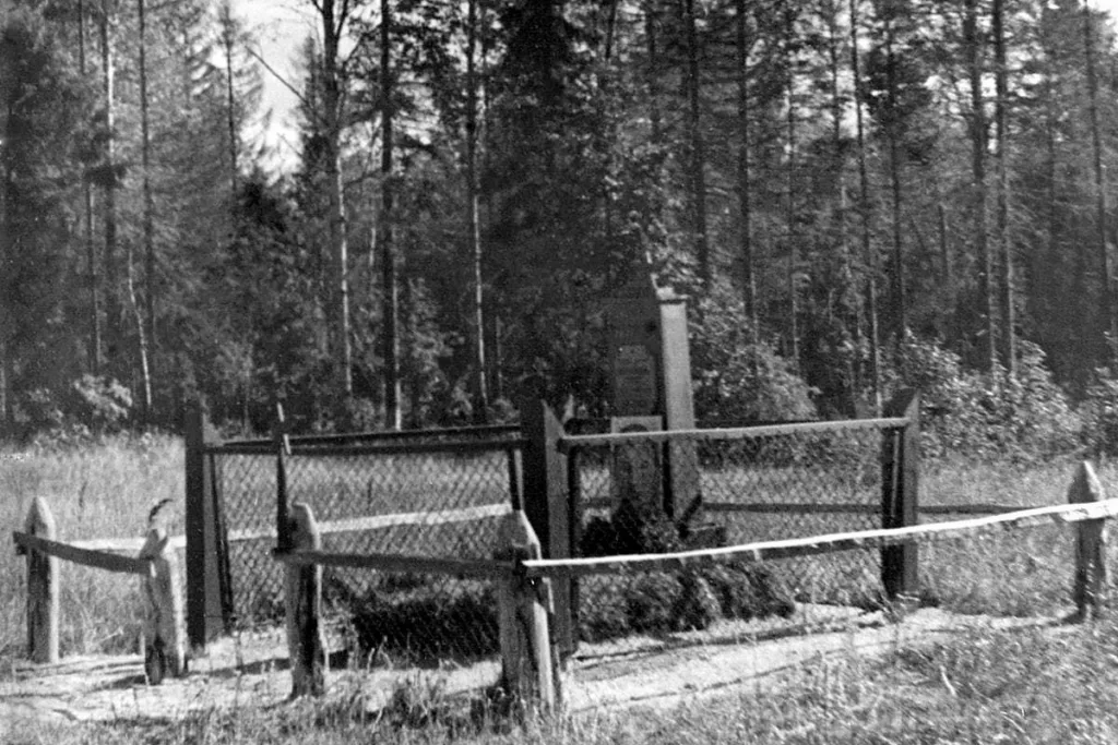 Alexander Matrosov's first grave near Chernushki, 1944