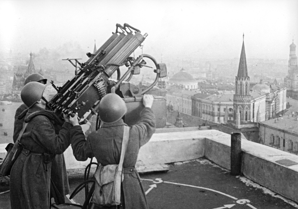 Anti-aircraft gunners on the roof of the Hotel Moskva, 1941