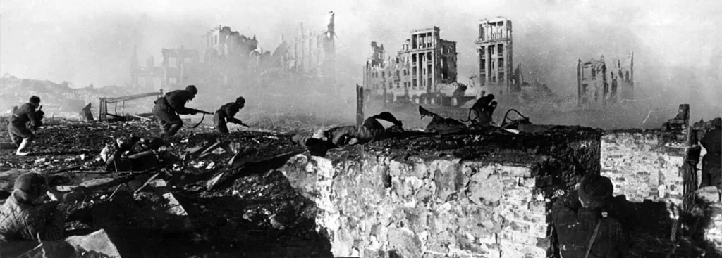Soviet soldiers attacking a house in Stalingrad