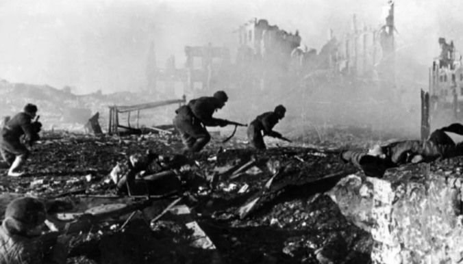 Soviet infantry attacking at Stalingrad, photo by Georgy Zelma