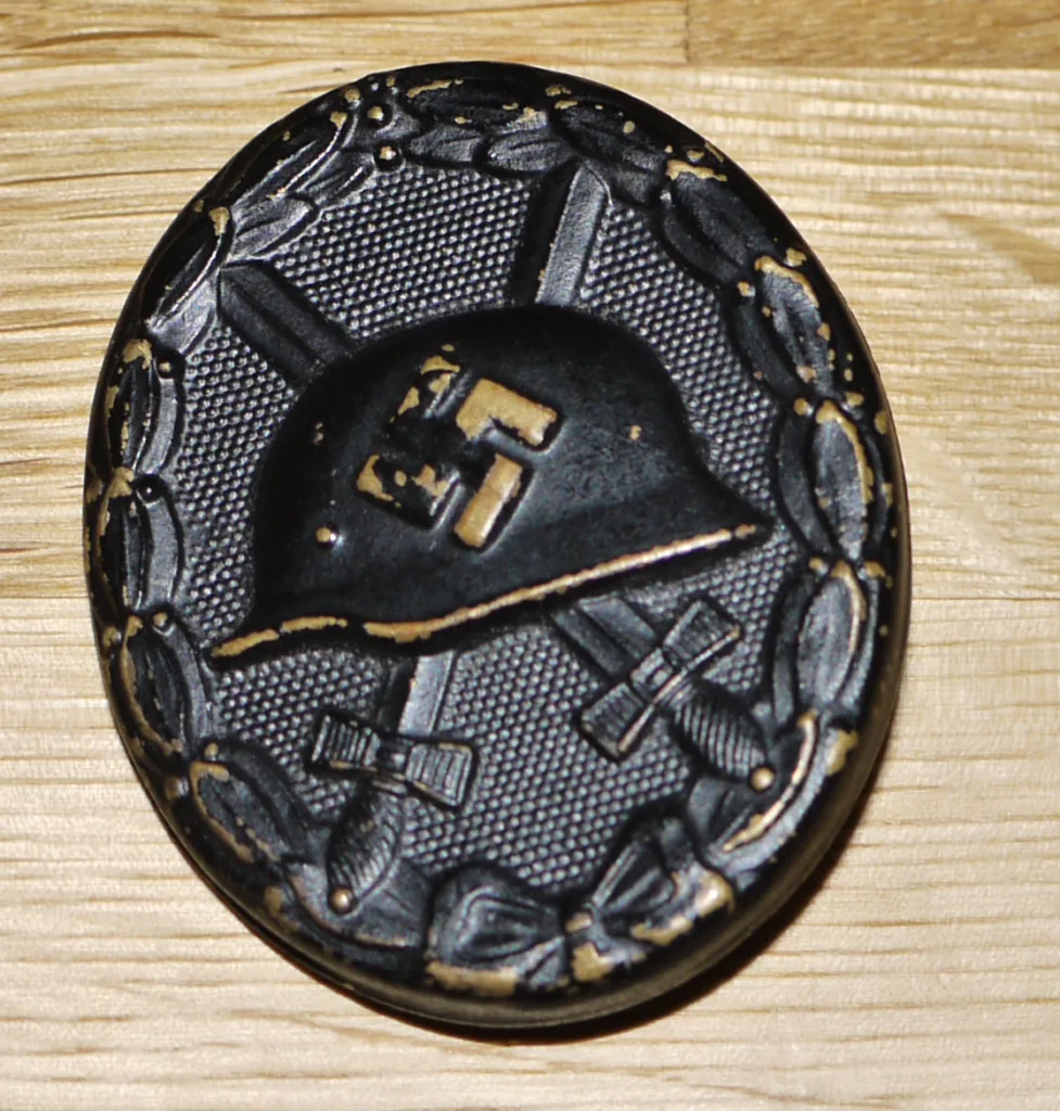 Wound Badge in black, 1939 pattern, front